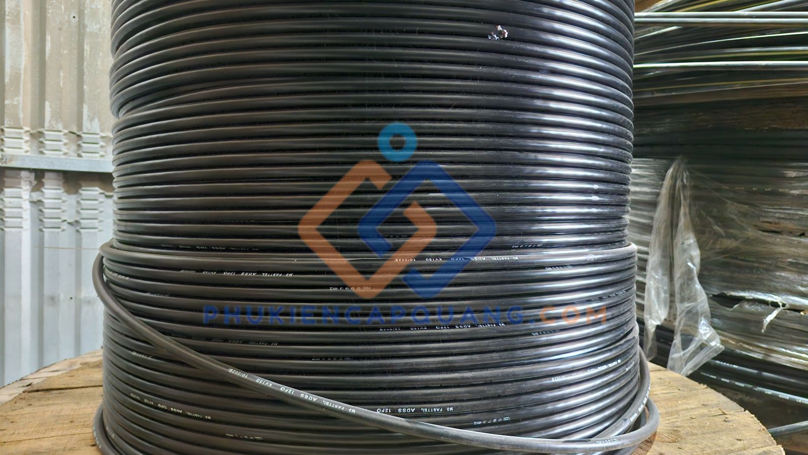 cap-quang-treo-12fo-adss-khoang-vuot-kv150