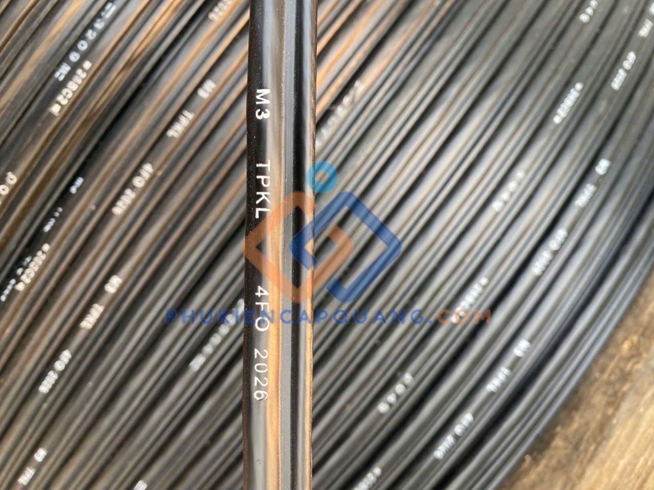 cap-quang-treo-4-soi-m3-viettel-phi-kim-loai cap-quang-treo-4-soi-m3-viettel-phi-kim-loai