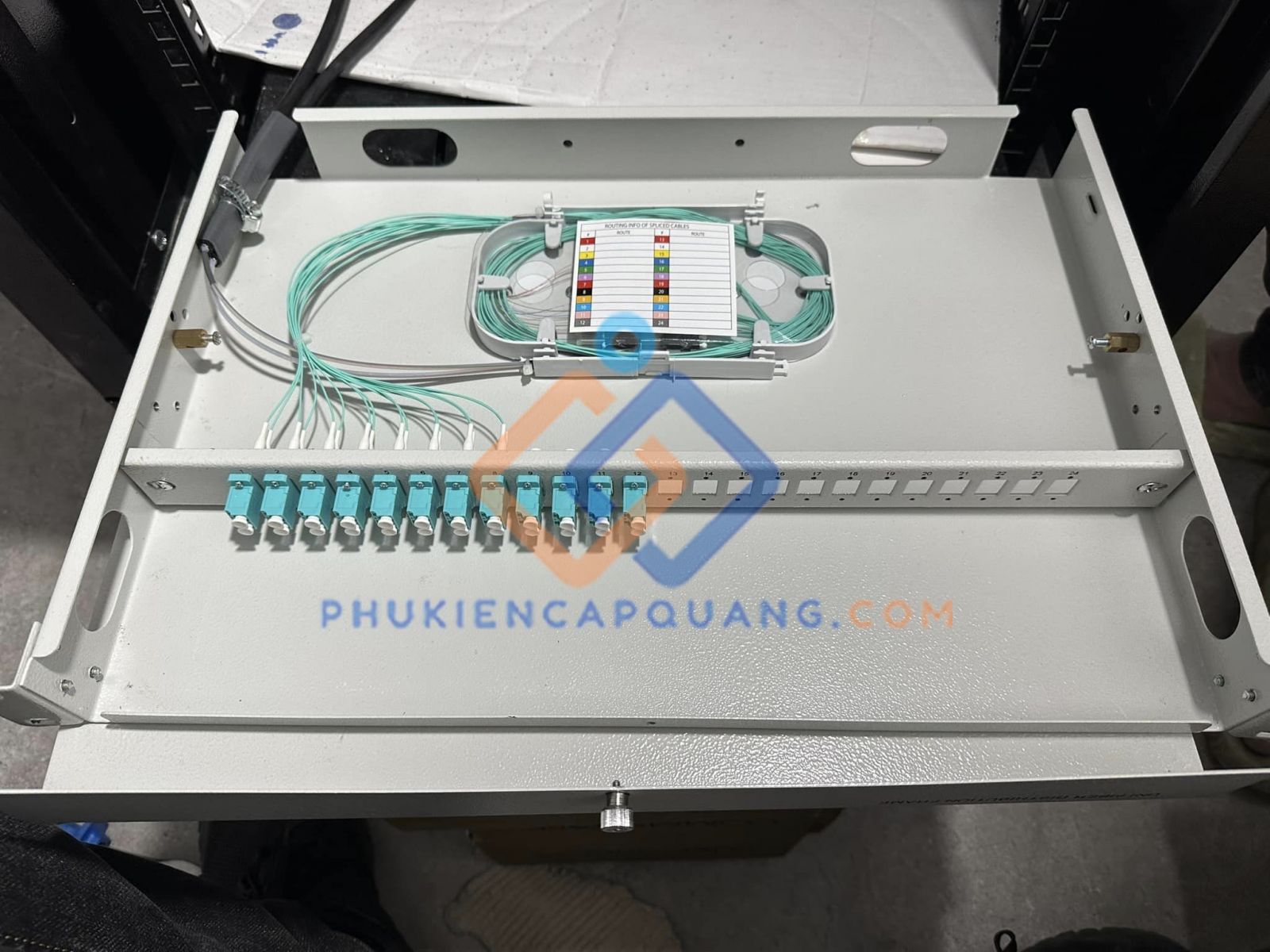 hop-phoi-quang-odf-24fo-multimode-om3-chuan-lc-upc-duplex-lap-rack-19
