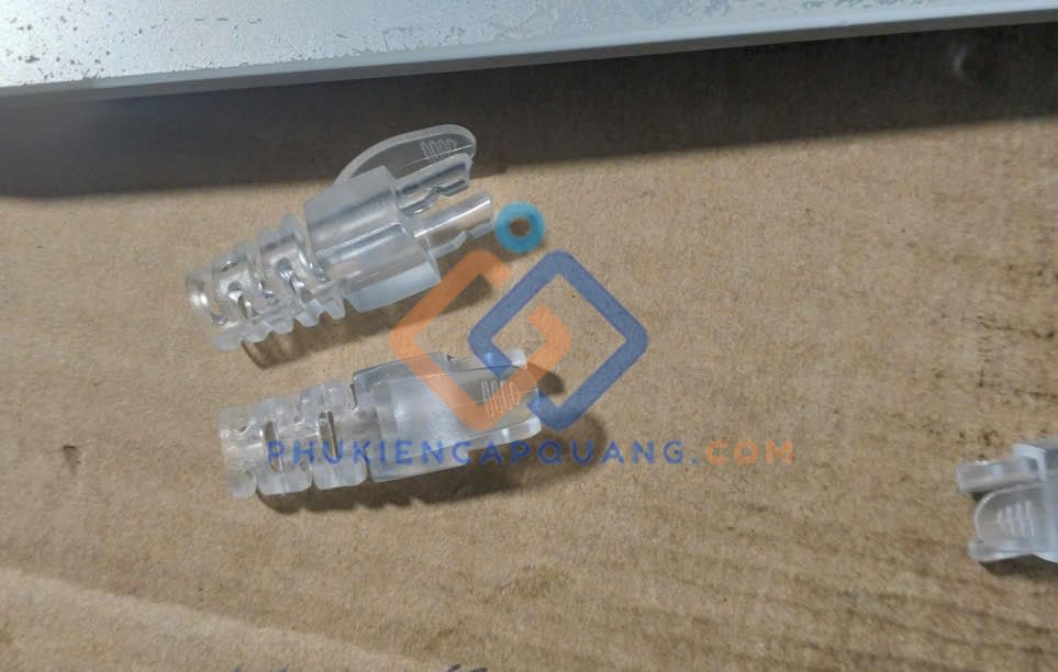 dau-chup-mang-cat6-2-manh-trong-suot-commscope