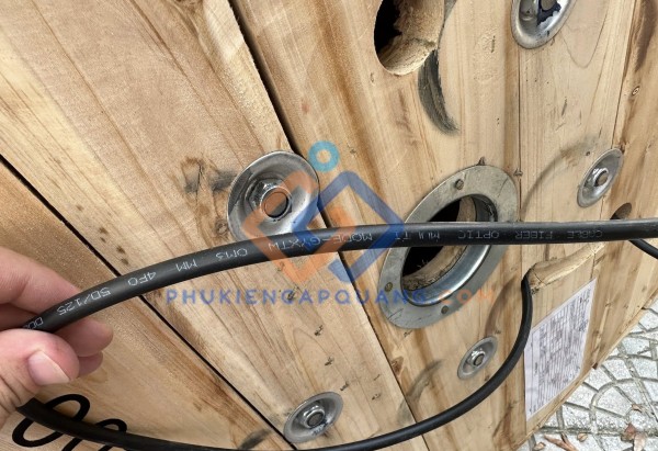 Cáp quang OM3 4Fo có kim loại chống gặm nhấm 