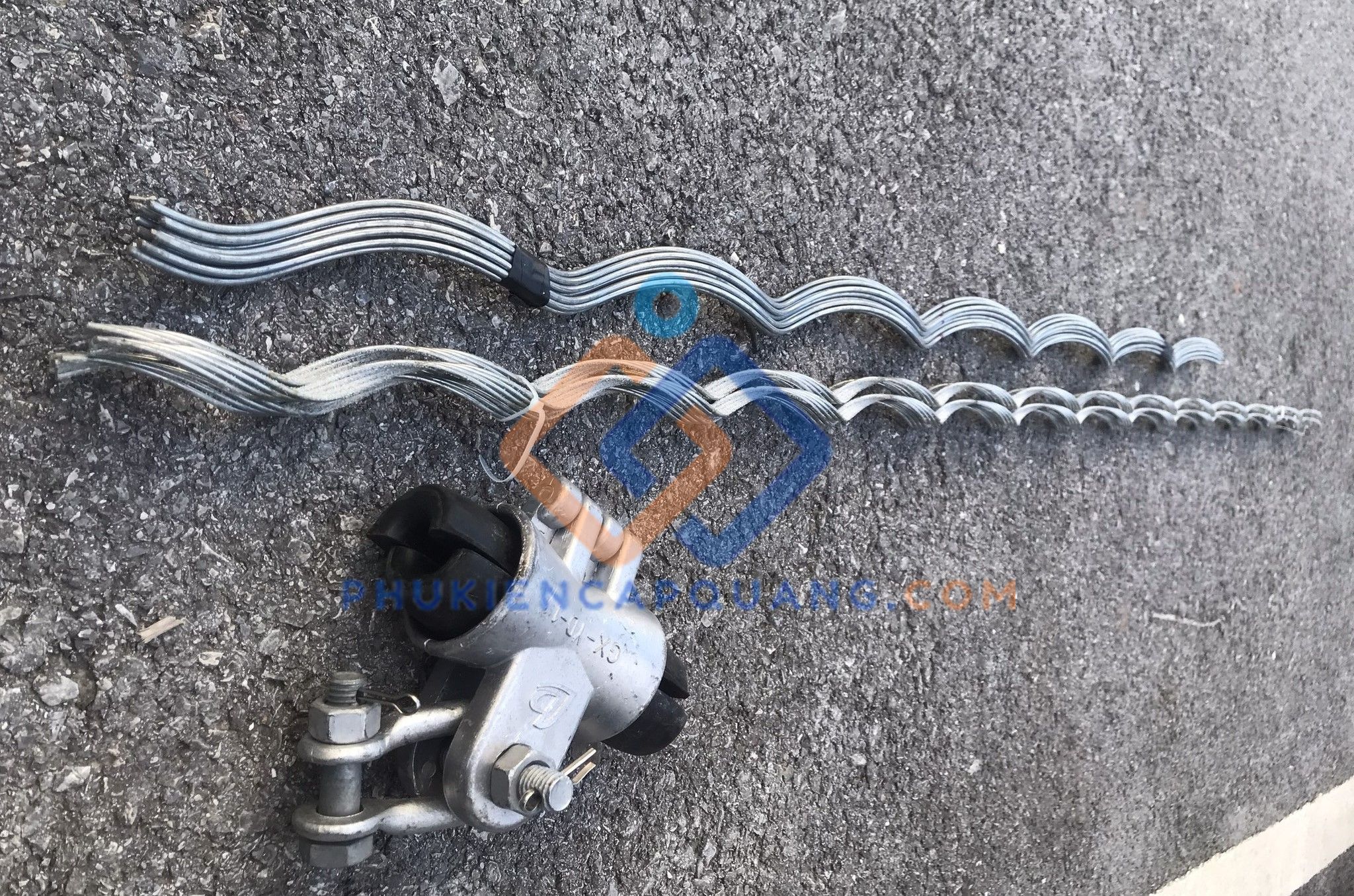 bo-treo-neo-cap-quang-adss-khoang-vuot-200