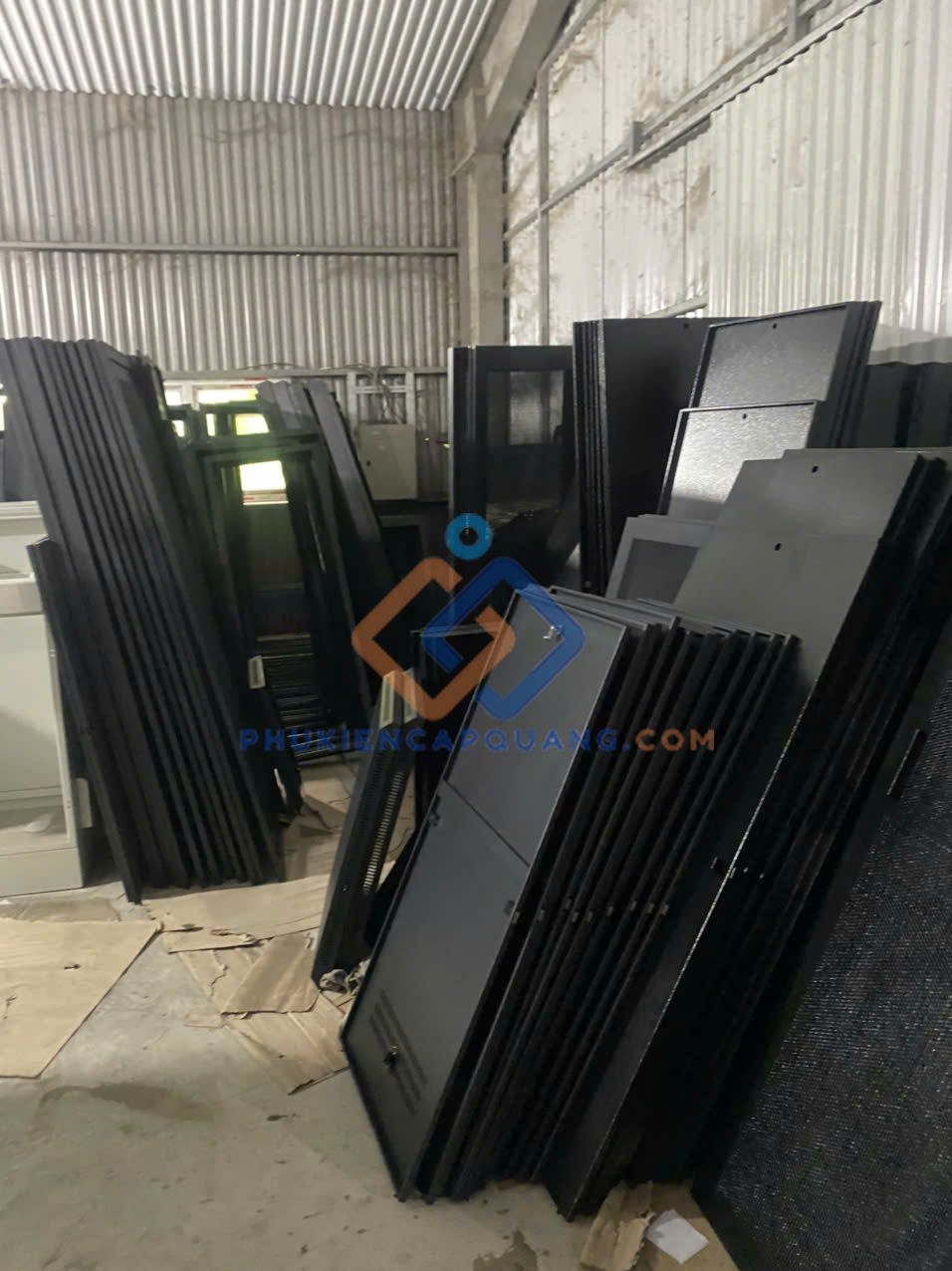 tu-rack-treo-tuong-12u-d600-gia-re