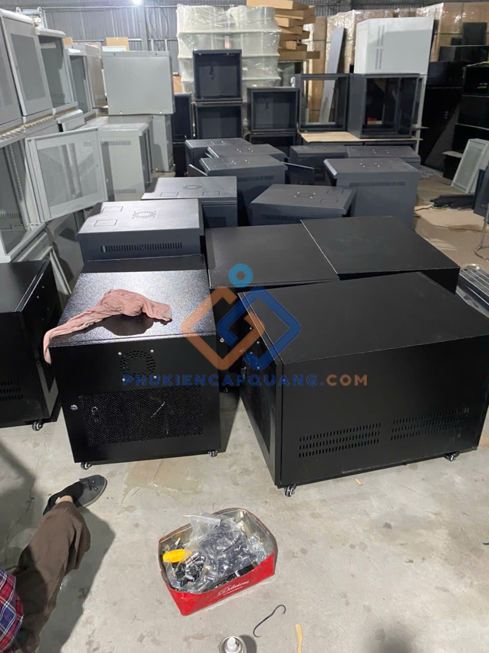 tu-rack-treo-tuong-12u-d600