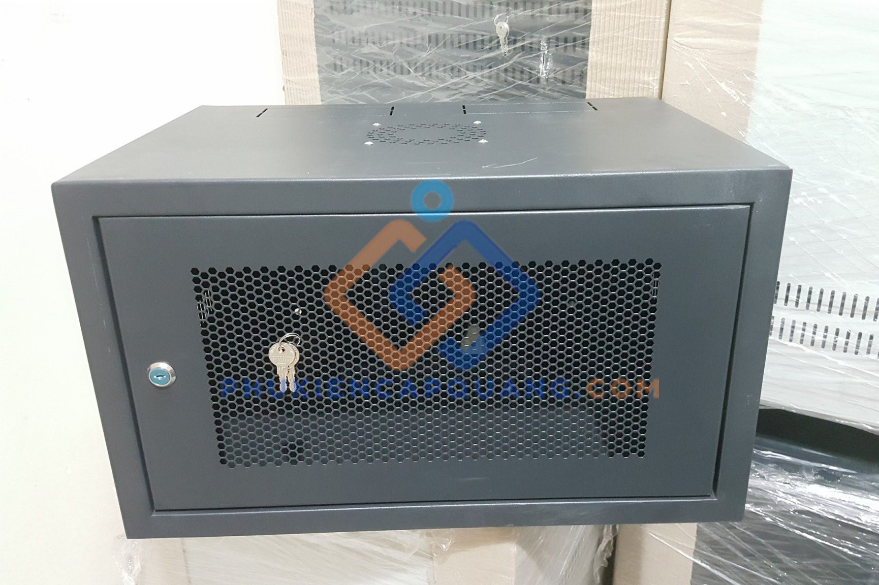 tu-rack-6ud400-treo-tuong