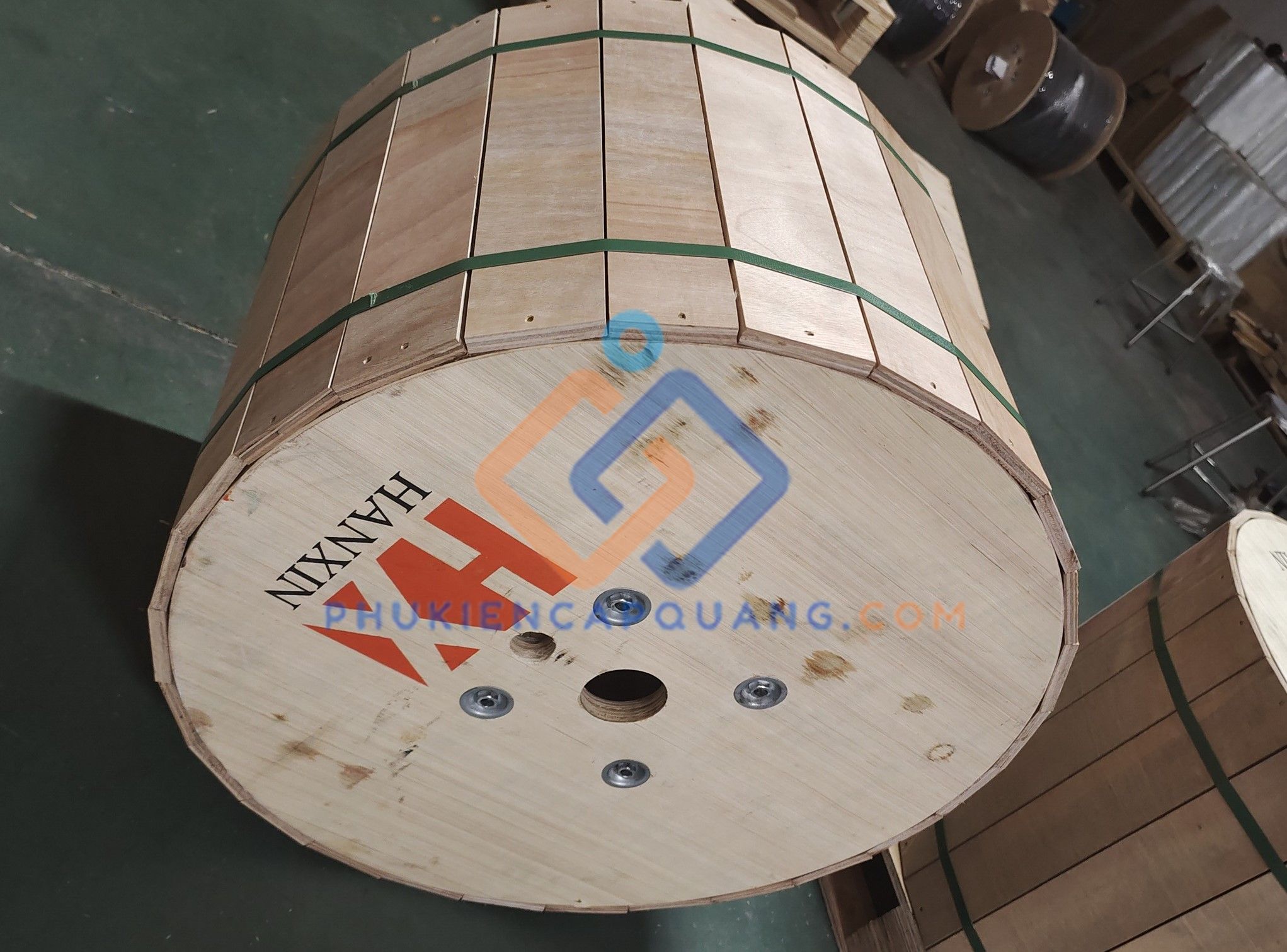 cap-quang-om3-4fo-co-kim-loai-chong-gam-nham