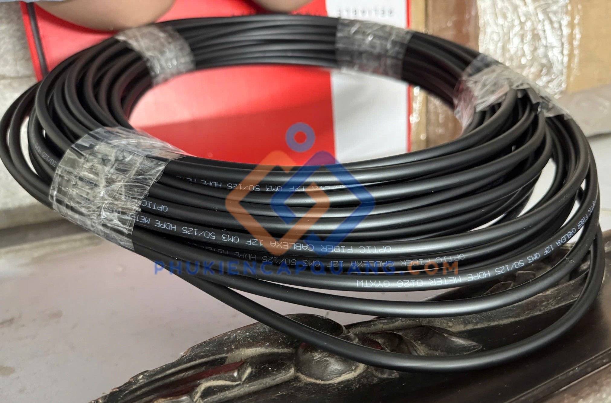 cap-quang-treo-12fo-kim-loai