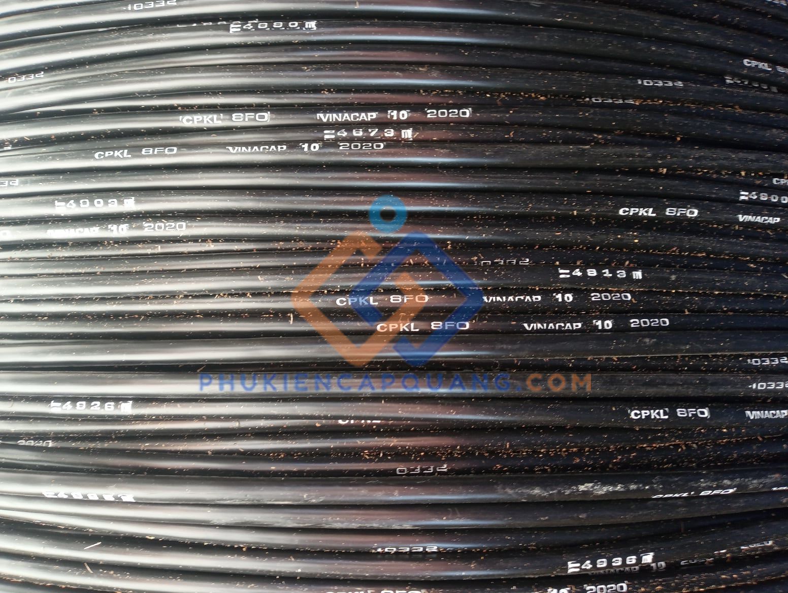 cap-quang-8fo-luon-cong-phi-kim-loai