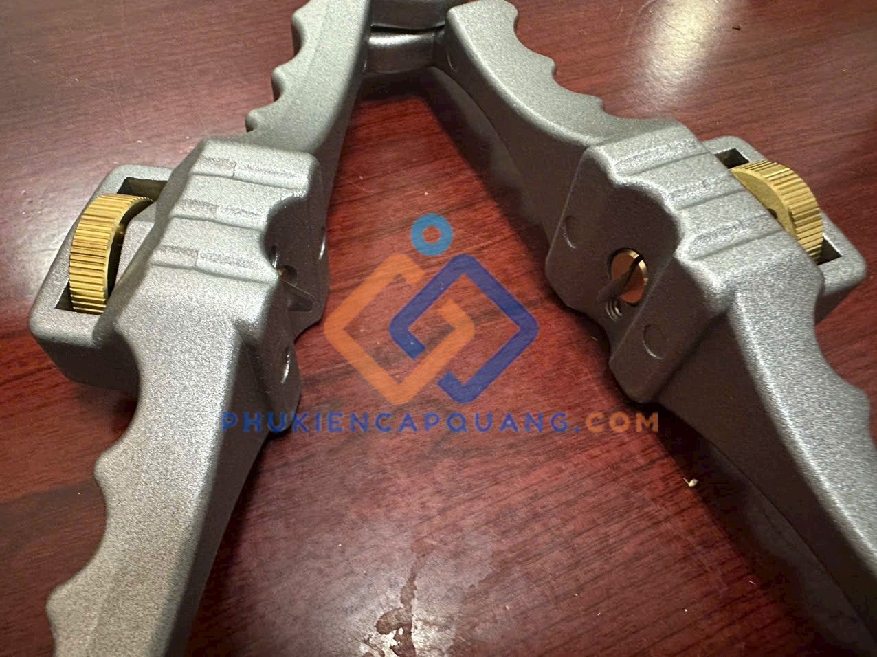 dao-roc-tach-tuoc-vo-cap-quang-sgi-01-gia