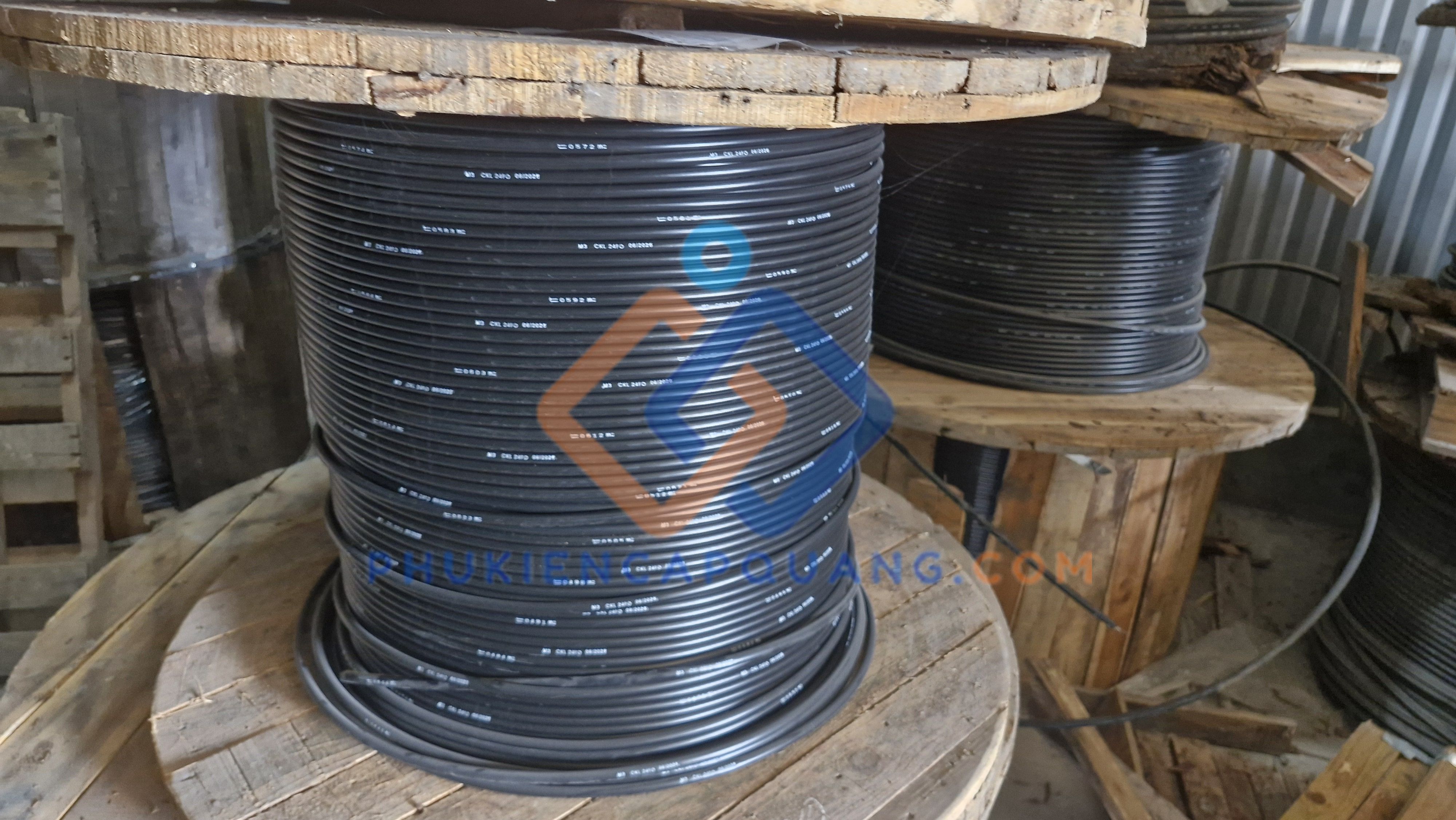 cap-quang-24fo-co-kim-loai-singlemode