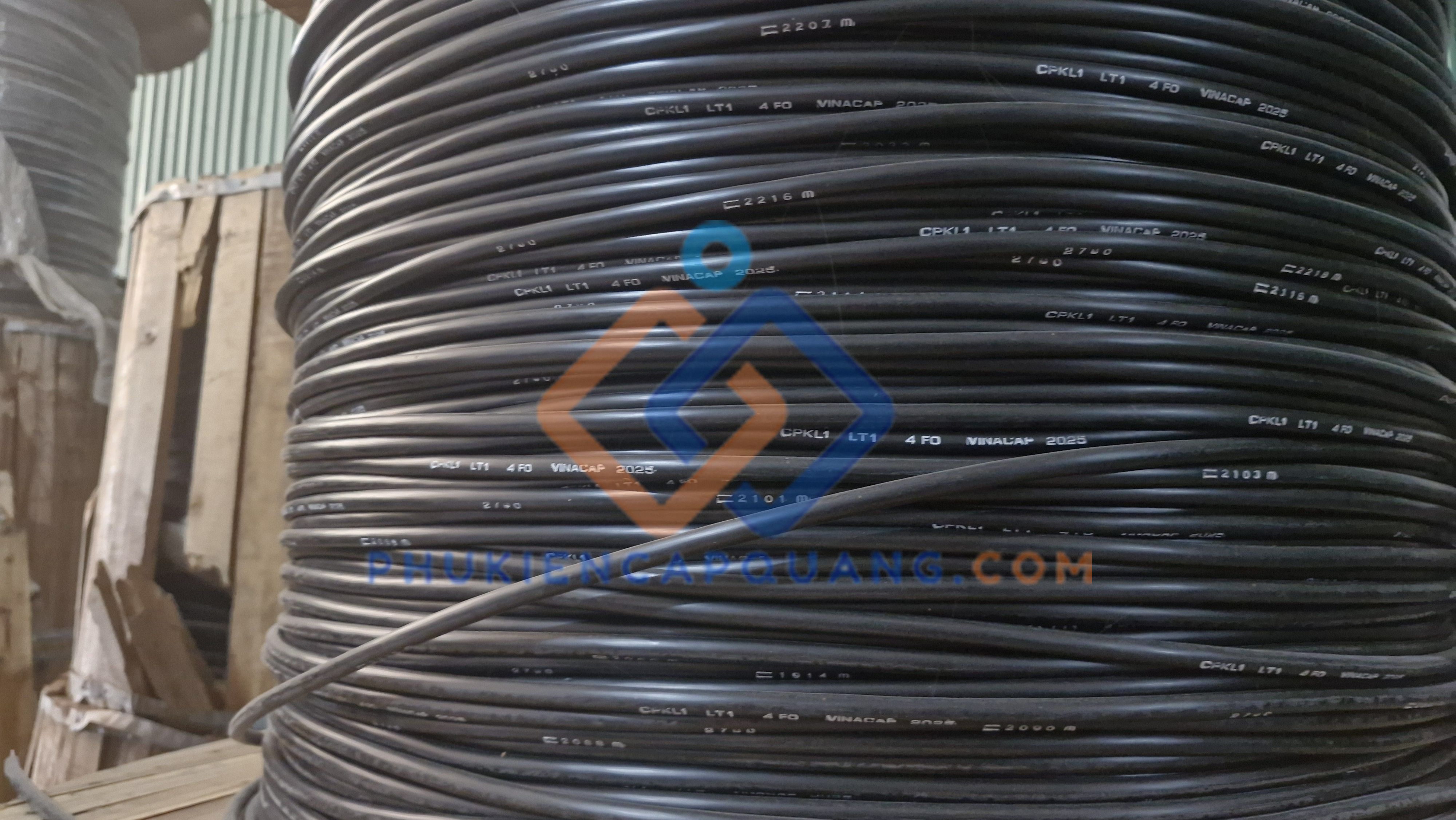 cap-quang-4fo-4-soi-ngam-vinacap-co-kim-loai-ckl