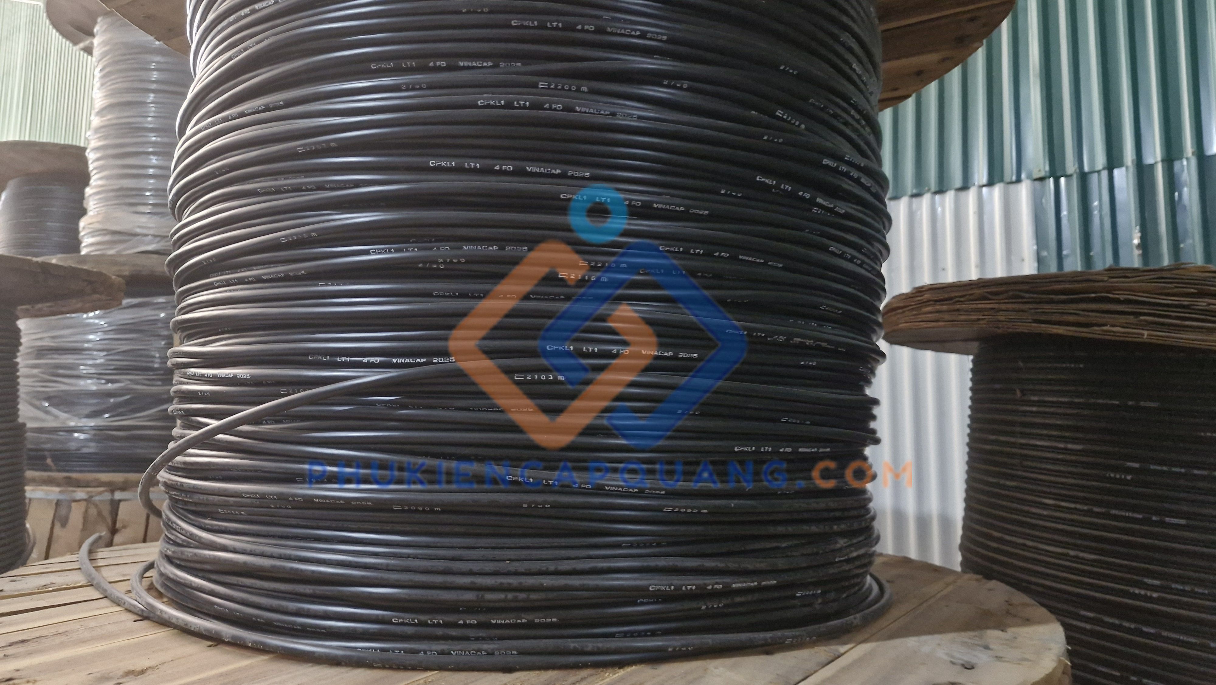 cap-quang-4fo-4-soi-ngam-vinacap-co-kim-loai