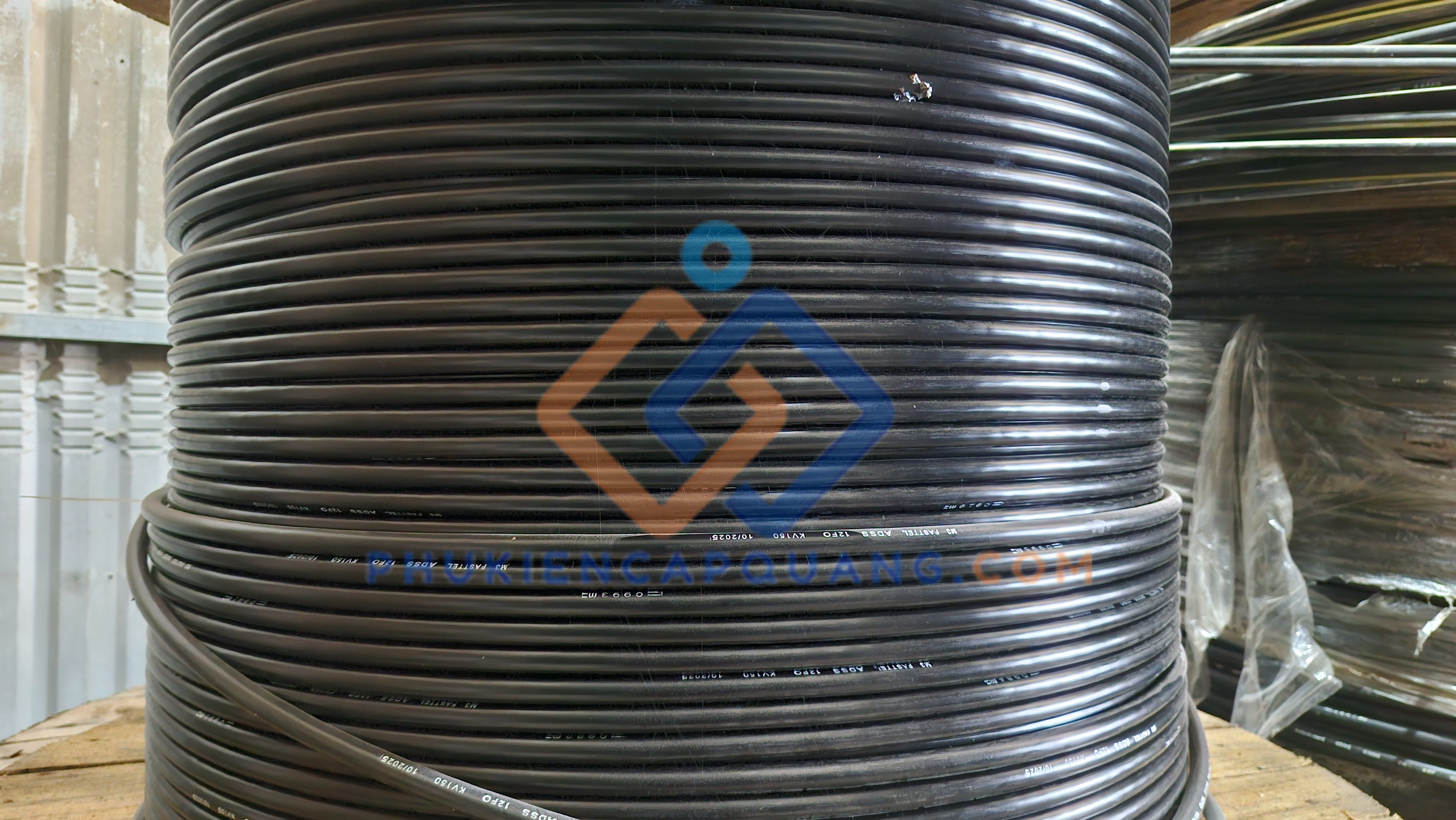 cap-quang-treo-12fo-adss-kv150