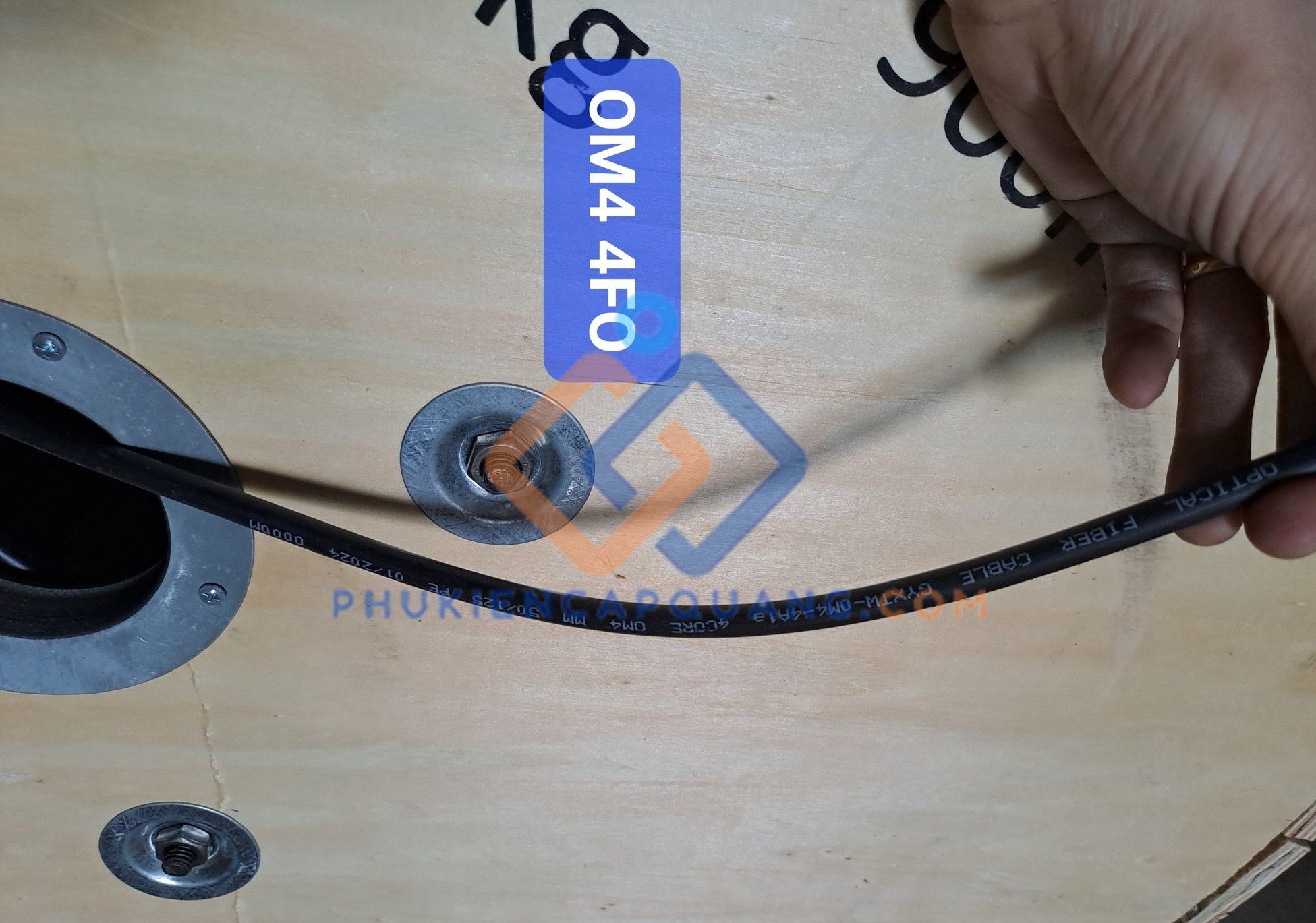 cap-quang-multimode-4fo-om4-boc-kim-loai