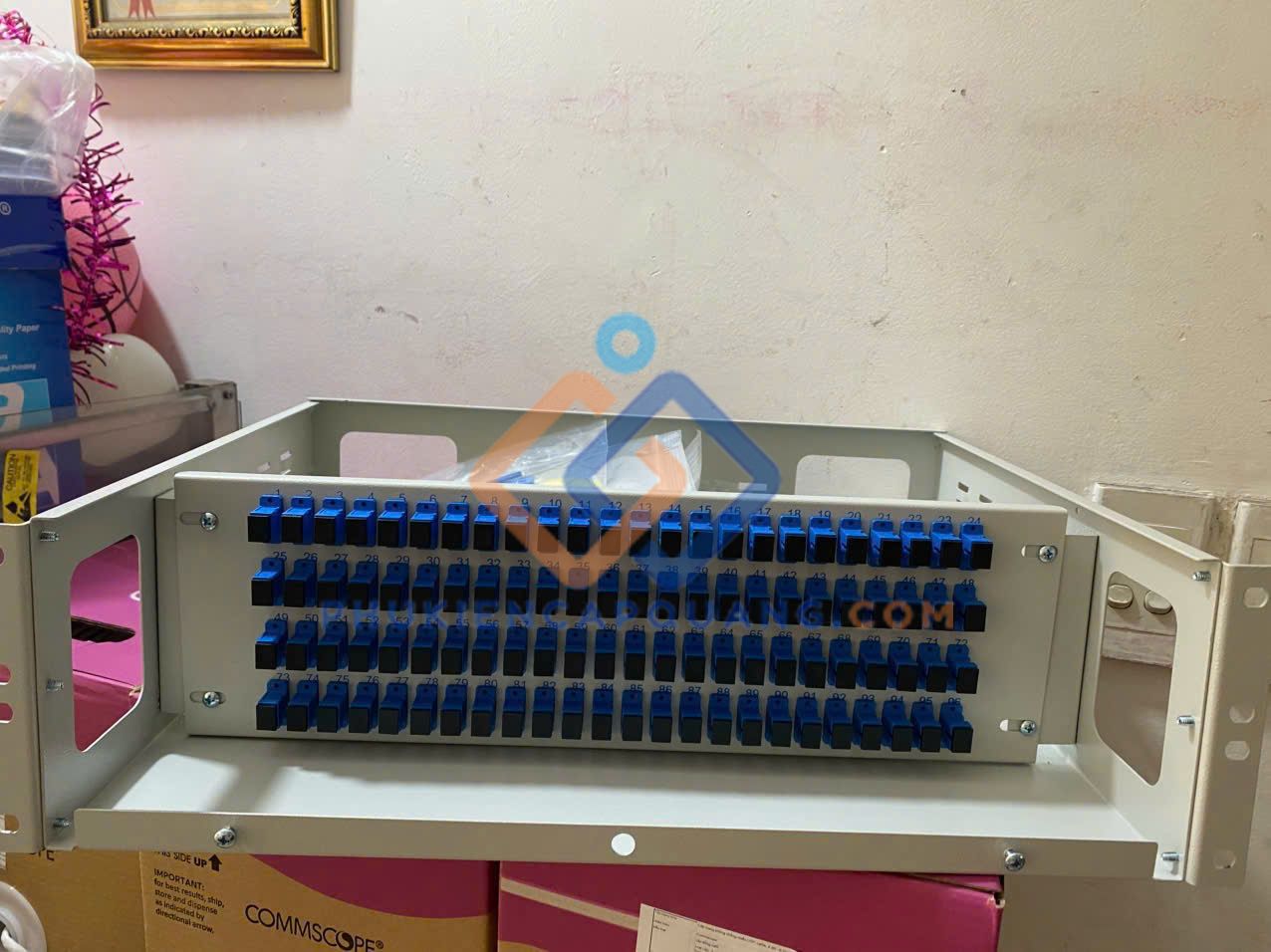 hop-phoi-quang-96fo-trong-nha-bat-rack