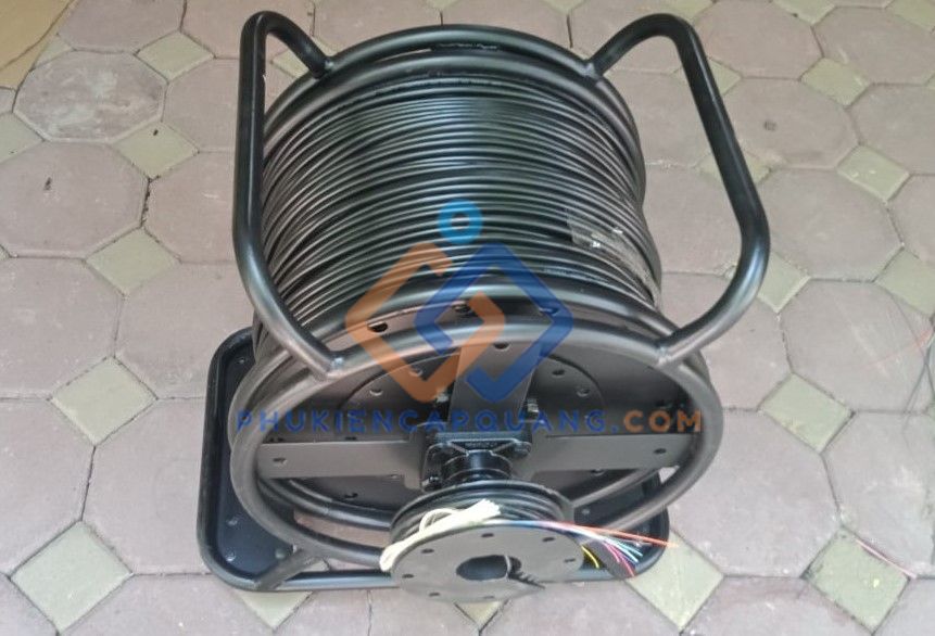 cap-quang-singlemode-4-soi-da-chien-chong-va-dap-ngoai-troi-dau-lc-lc-hoan-chinh-100m