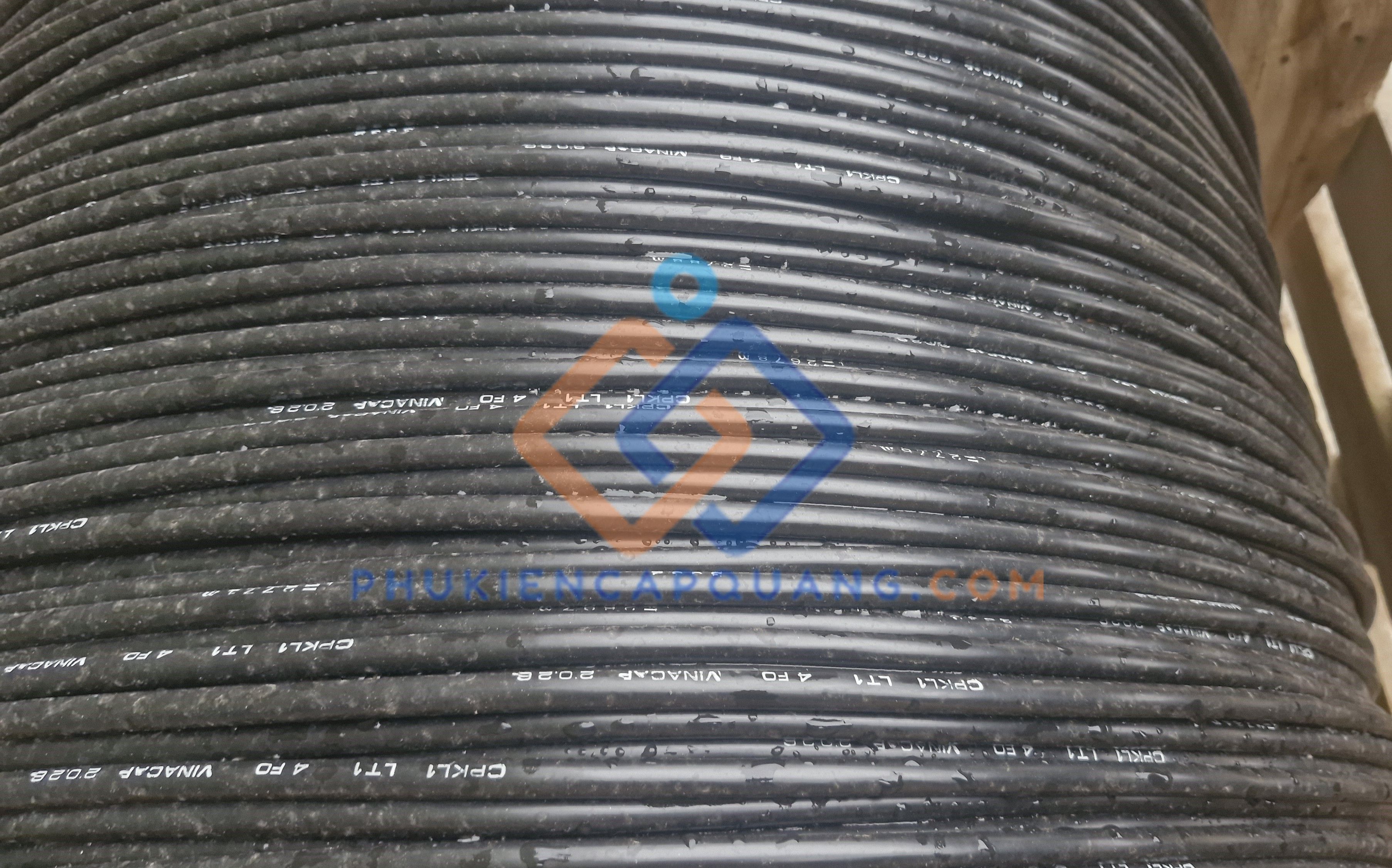 cap-quang-4fo-singlemode-cong-phi-kim-loai