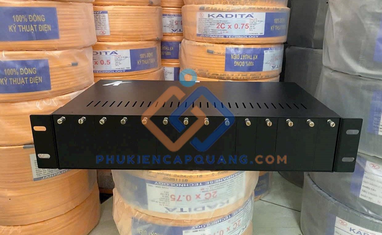 bo-khung-nguon-tap-trung-converter-quang-wintop-yt-81-4-2a-14-khe-cam