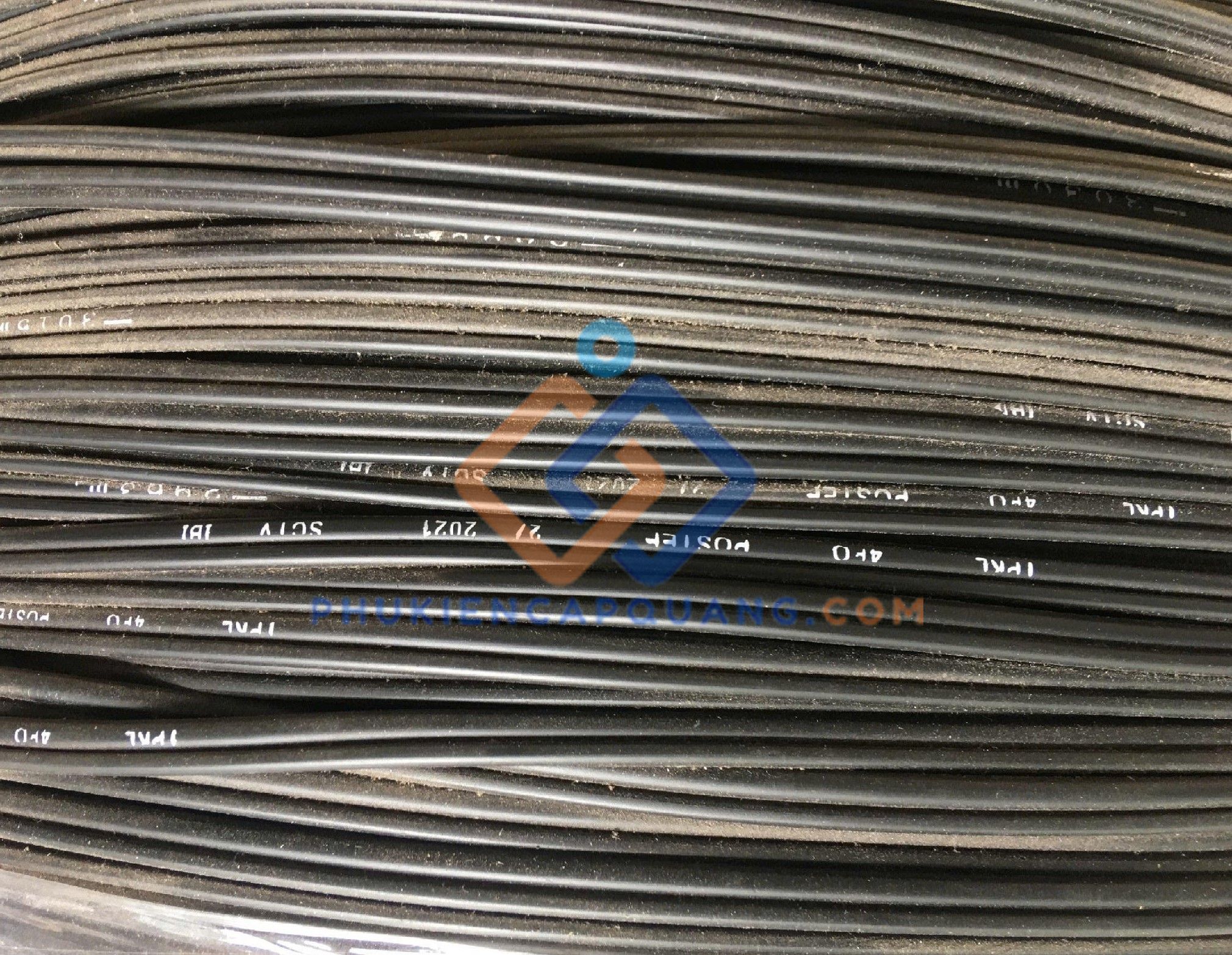 cap-quang-treo-4fo-postef-ong-long-ftth