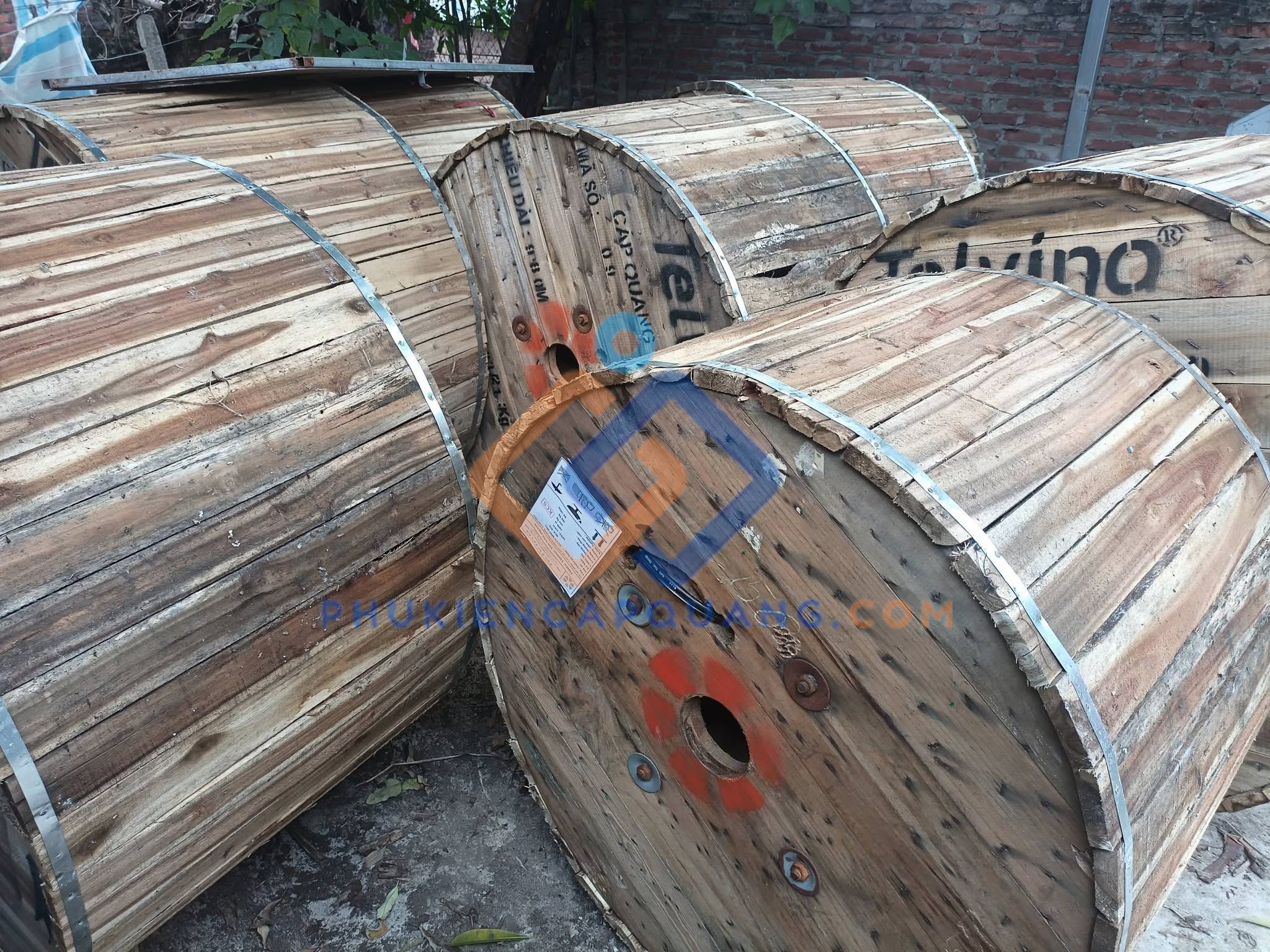 cap-quang-48fo-m3-viettel-treo-phi-kim-loai