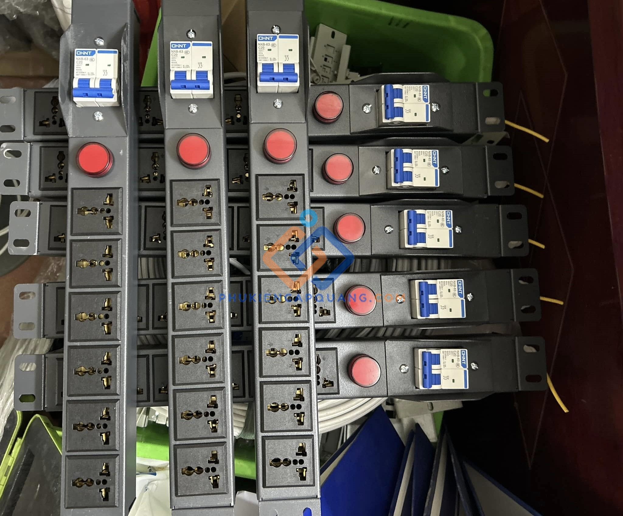 Phân biệt thanh nguồn PDU C13, C14