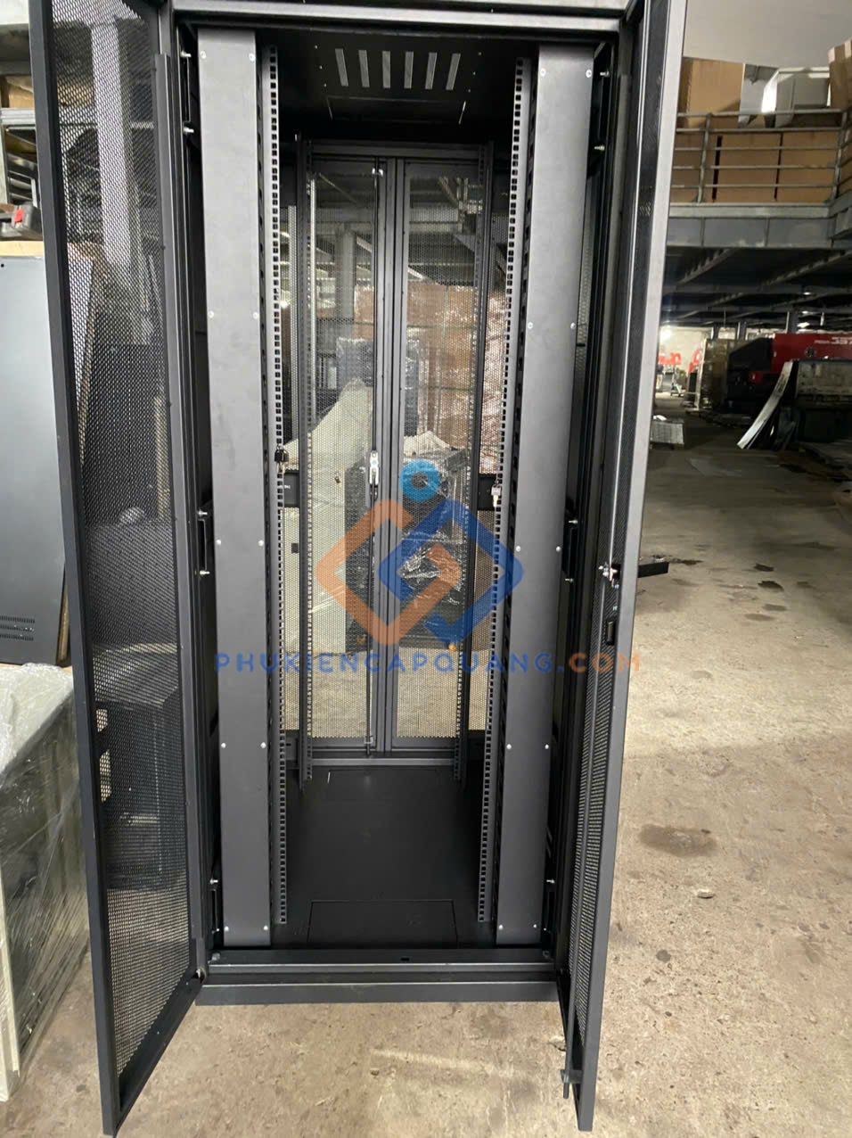 Tủ rack dùng để làm gì? Cấu tạo và Ứng dụng